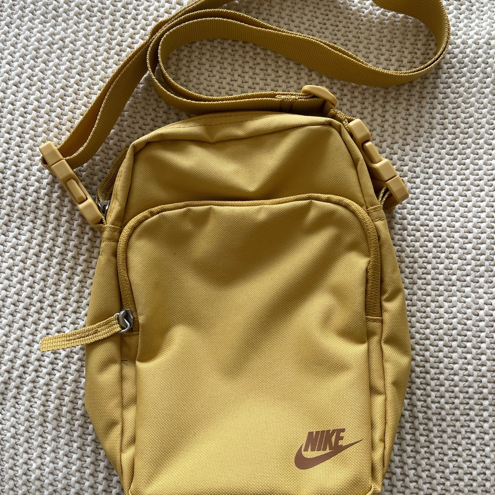 Nike Heritage Crossbody purse